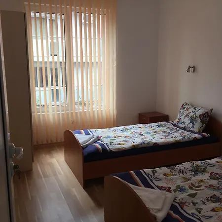 شقة Akrotiria